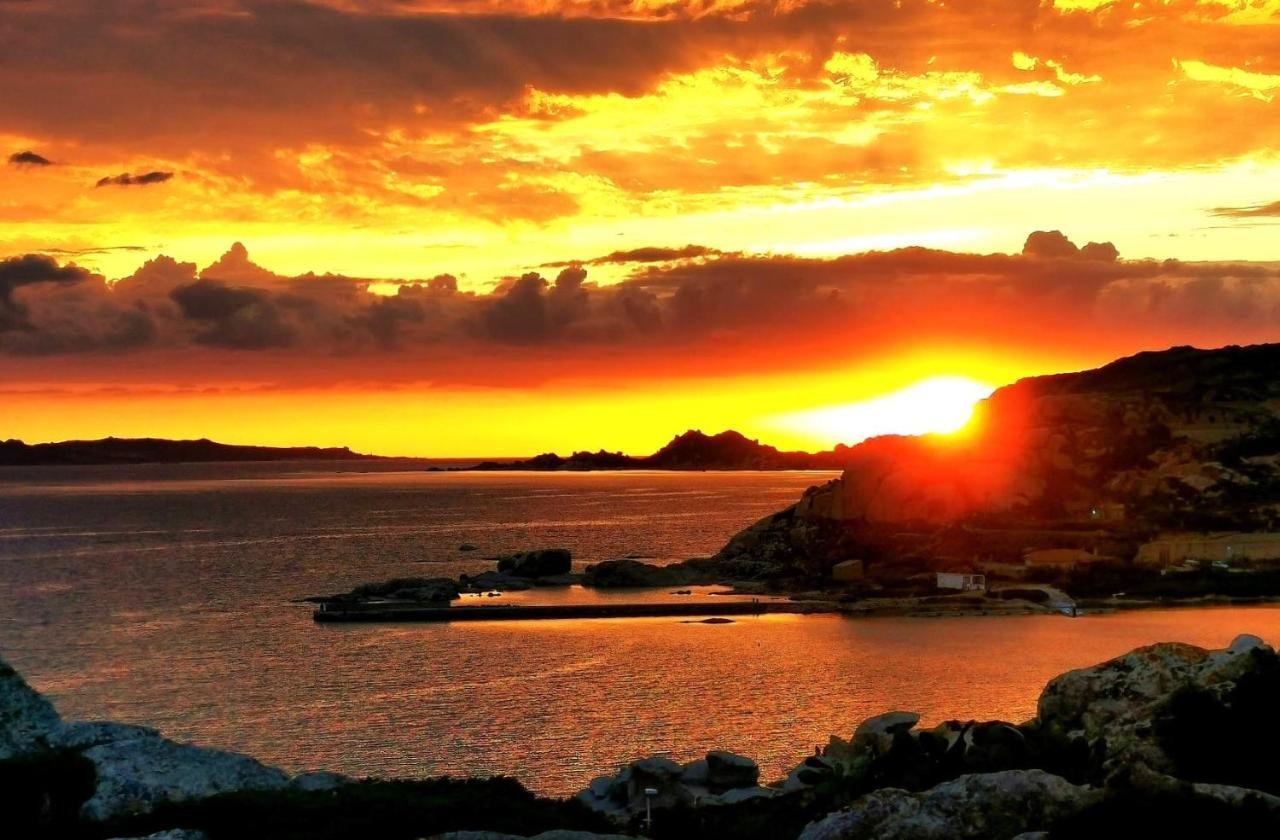 A Punta Tegge Il Mare La Spiaggia Il Tramonto Ла Мадалена Екстериор снимка